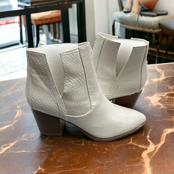 Womens Pointed Toe Ankle Boot Cutout Chunky Heel Bootie White Snakeskin Size 8.5 - Picture 2 of 2